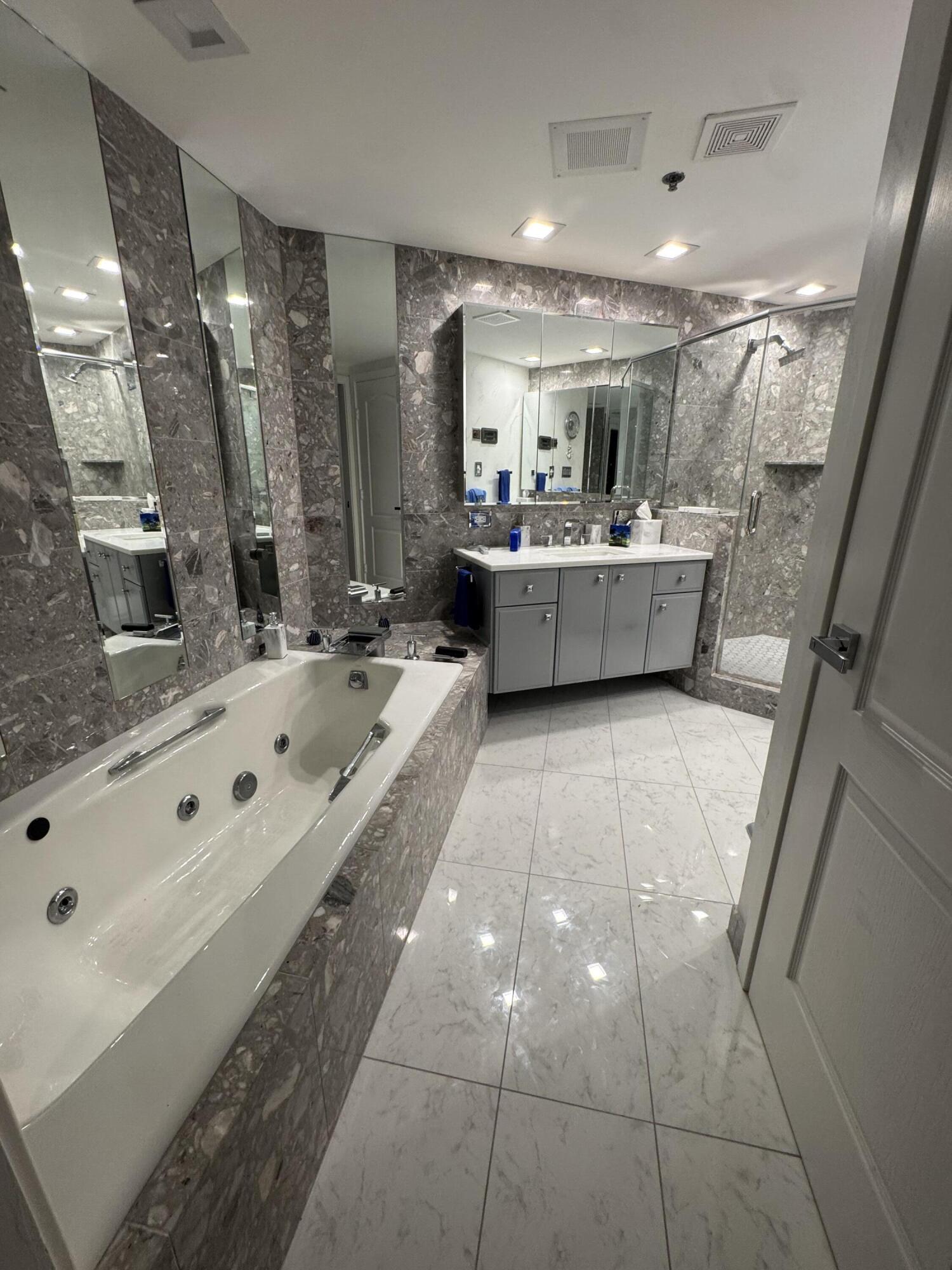 333 Lake Avenue, Unit 806 Racine, WI 53403 - Photo 26 of 62 5A_LST 806 Primary Bath (1)