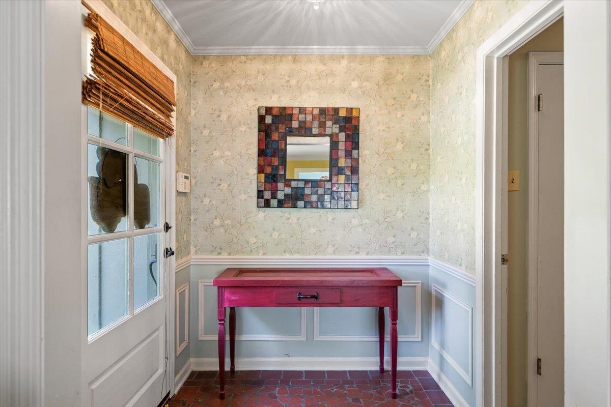 4847 Kaye Road Memphis, TN 38117 - Photo 7 of 40 a hallway with a table and a mirror