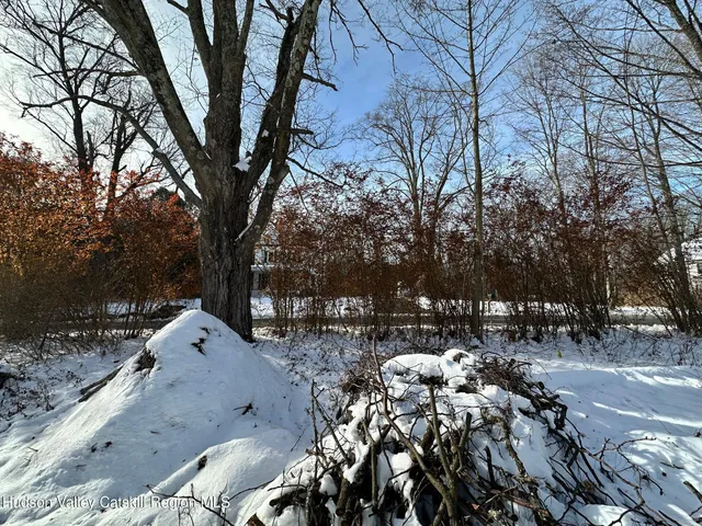 a view of outdoor space with a house