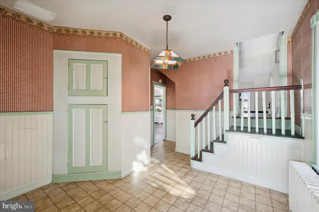 a view of a hallway with windows and entryway