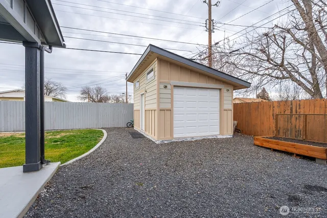 $494,000 | 2036 West Lakeside Drive, Moses Lake, WA 98837