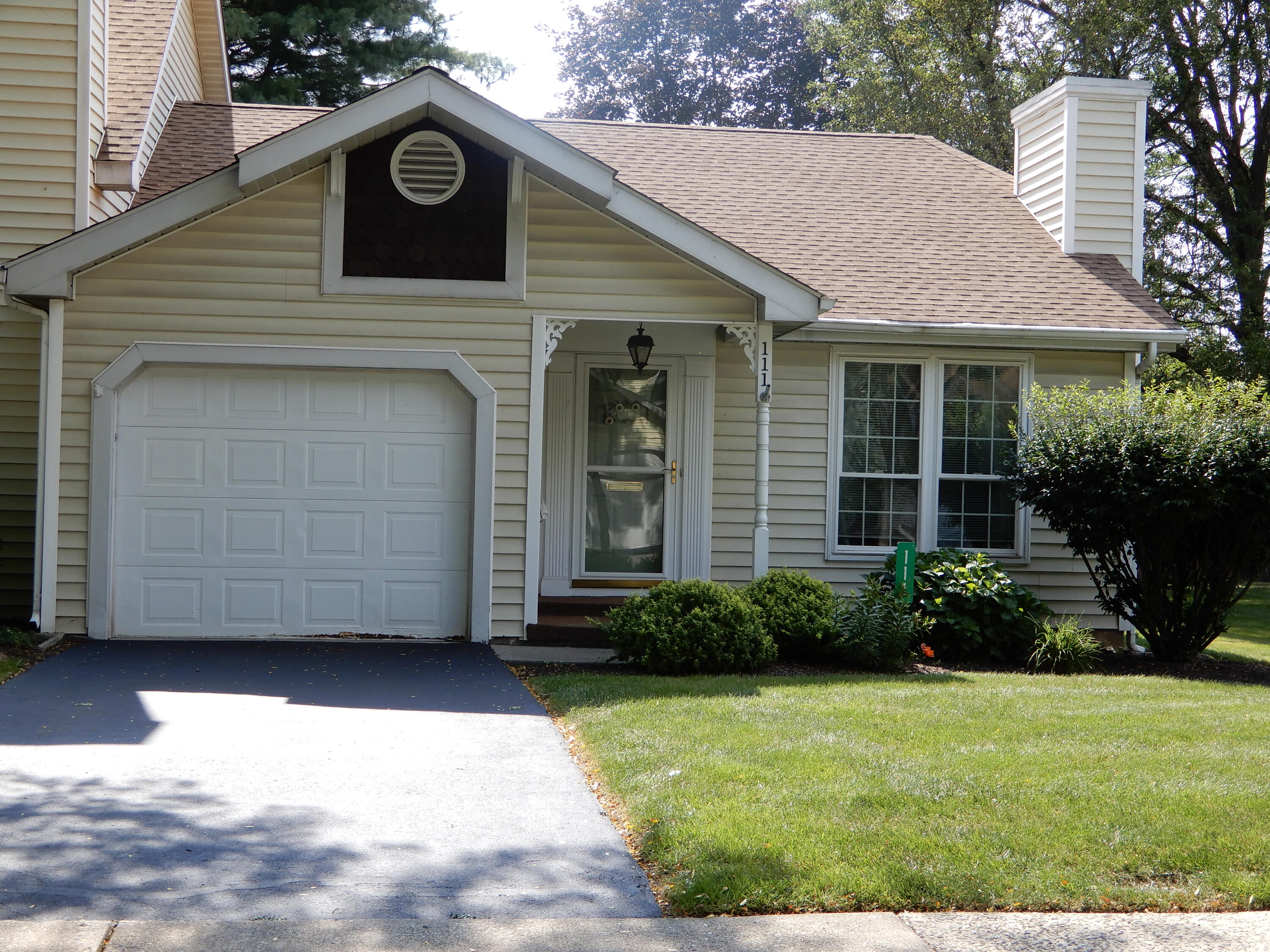 a view of a house with backyard and garden