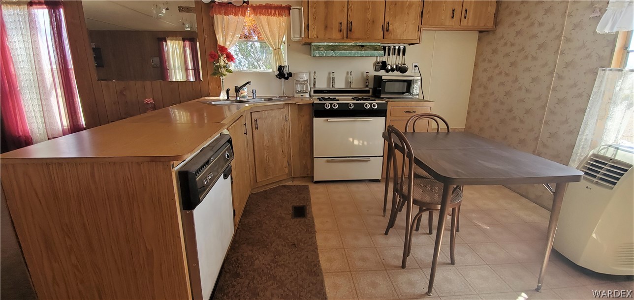 524 South Eden Road Golden Valley, AZ 86413 - Photo 18 of 32 a kitchen with a stove a sink and a refrigerator