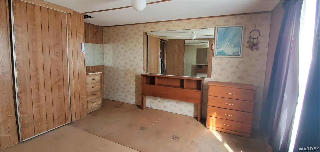 524 South Eden Road Golden Valley, AZ 86413 - Photo 20 of 32 view of hall way with mirror