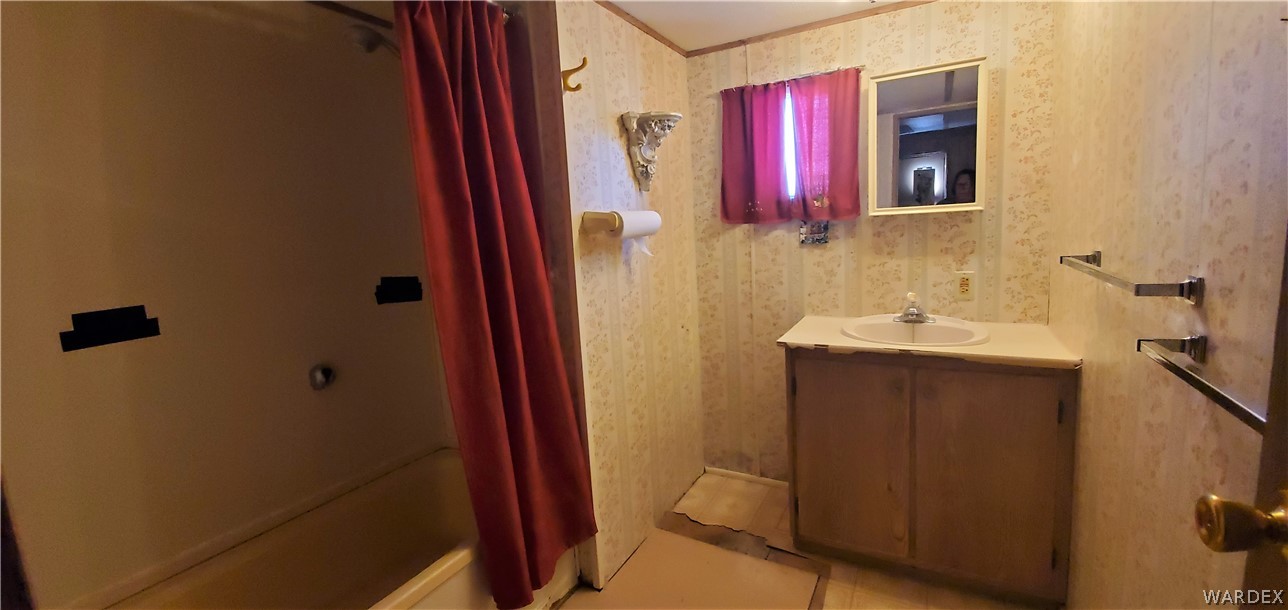 524 South Eden Road Golden Valley, AZ 86413 - Photo 24 of 32 a bathroom with a sink mirror and vanity