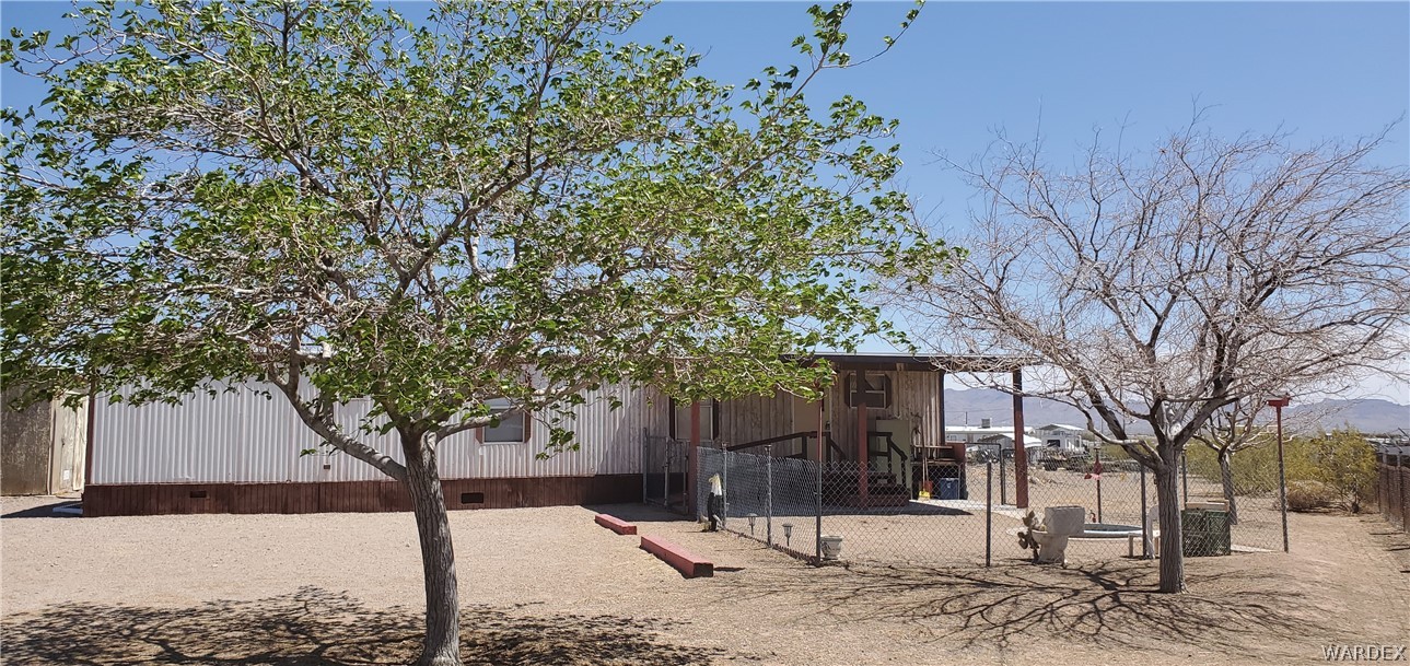 524 South Eden Road Golden Valley, AZ 86413 - Photo 5 of 32 a tree in the middle of a yard