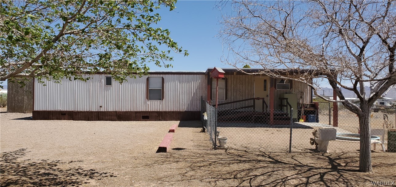 524 South Eden Road Golden Valley, AZ 86413 - Photo 6 of 32 a view of a backyard of the house
