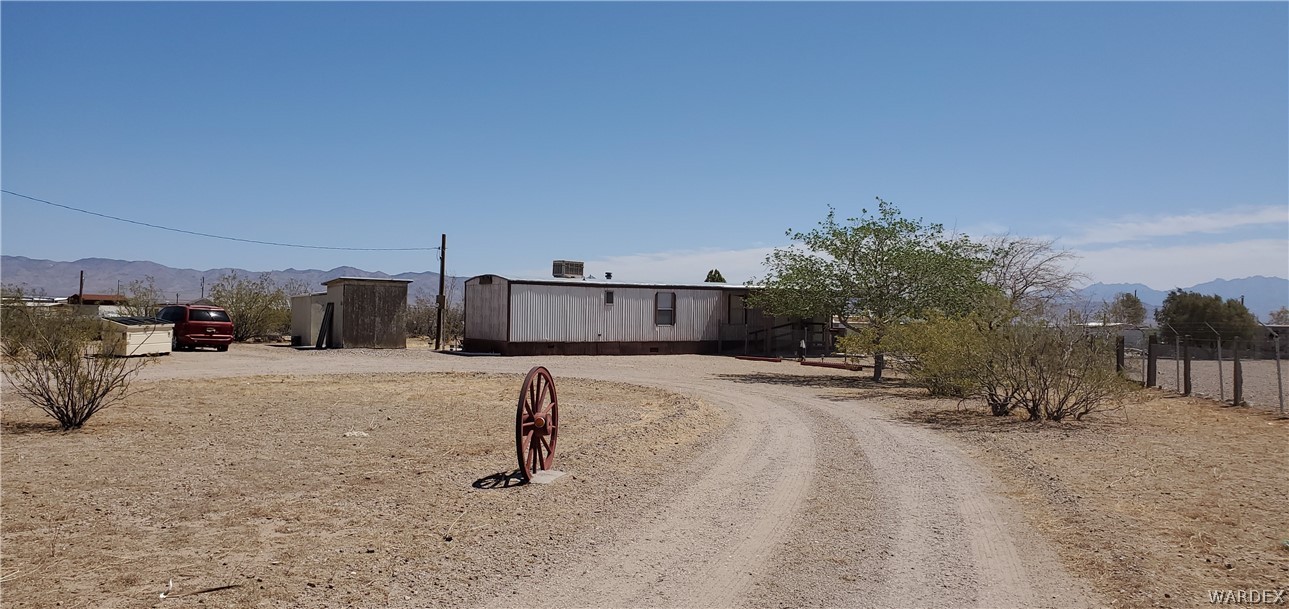 524 South Eden Road Golden Valley, AZ 86413 - Photo 10 of 32 a view of a road and a yard