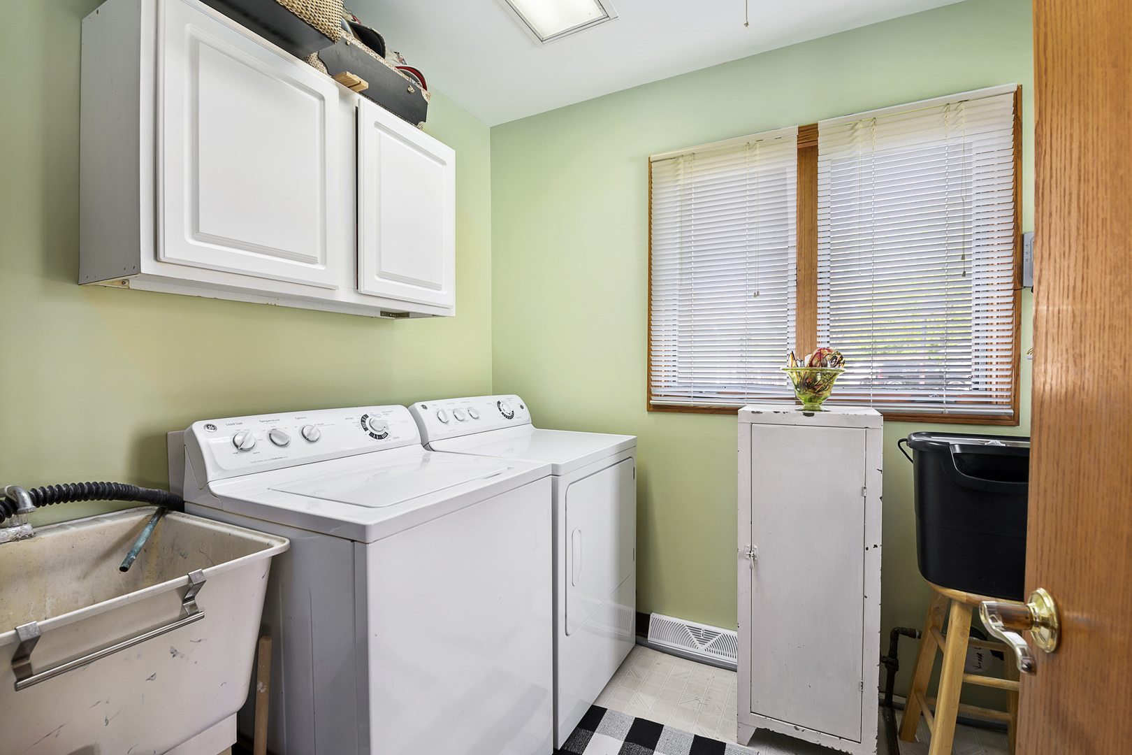 3205 Caton Farm Road Joliet, IL 60431 - Photo 10 of 20 a utility room with dryer and washer