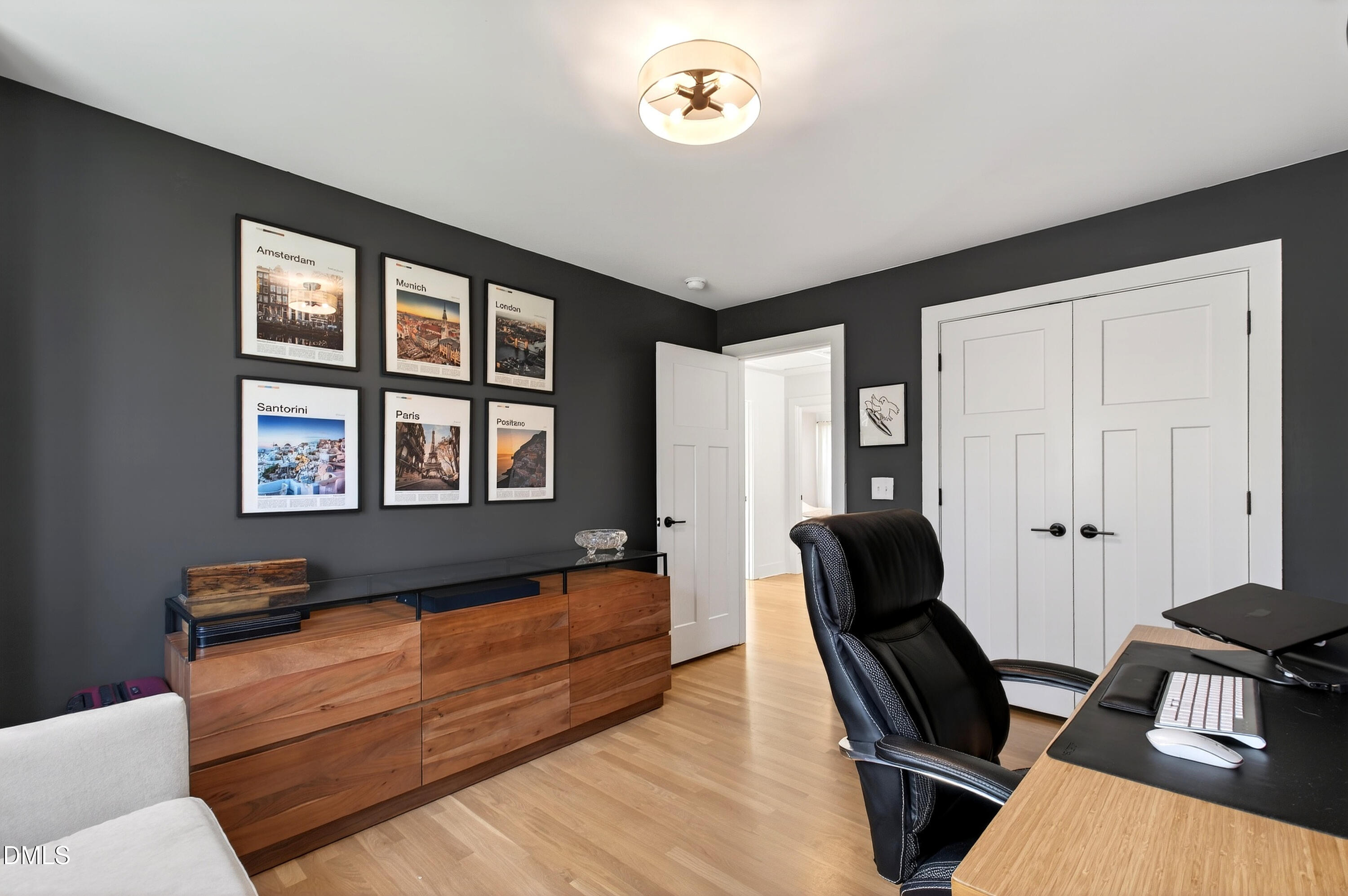 325 Grand Avenue Raleigh, NC 27606 - Photo 34 of 46 a living room with furniture and a window