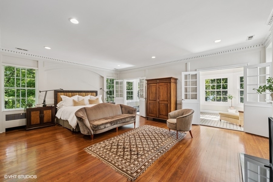 855 Sheridan Road Highland Park, IL 60035 - Photo 31 of 62 a bedroom with a bed and wooden floor