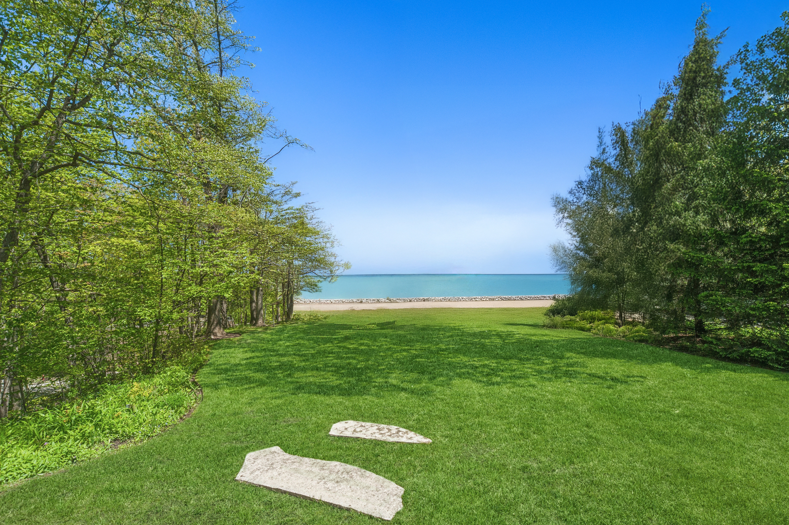 855 Sheridan Road Highland Park, IL 60035 - Photo 53 of 62 a view of an ocean from a yard