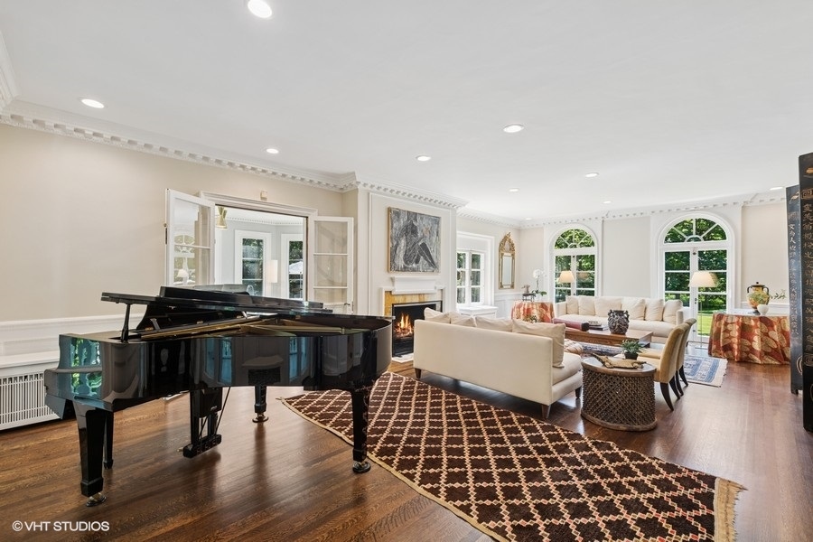 855 Sheridan Road Highland Park, IL 60035 - Photo 10 of 62 a living room with furniture and wooden floor
