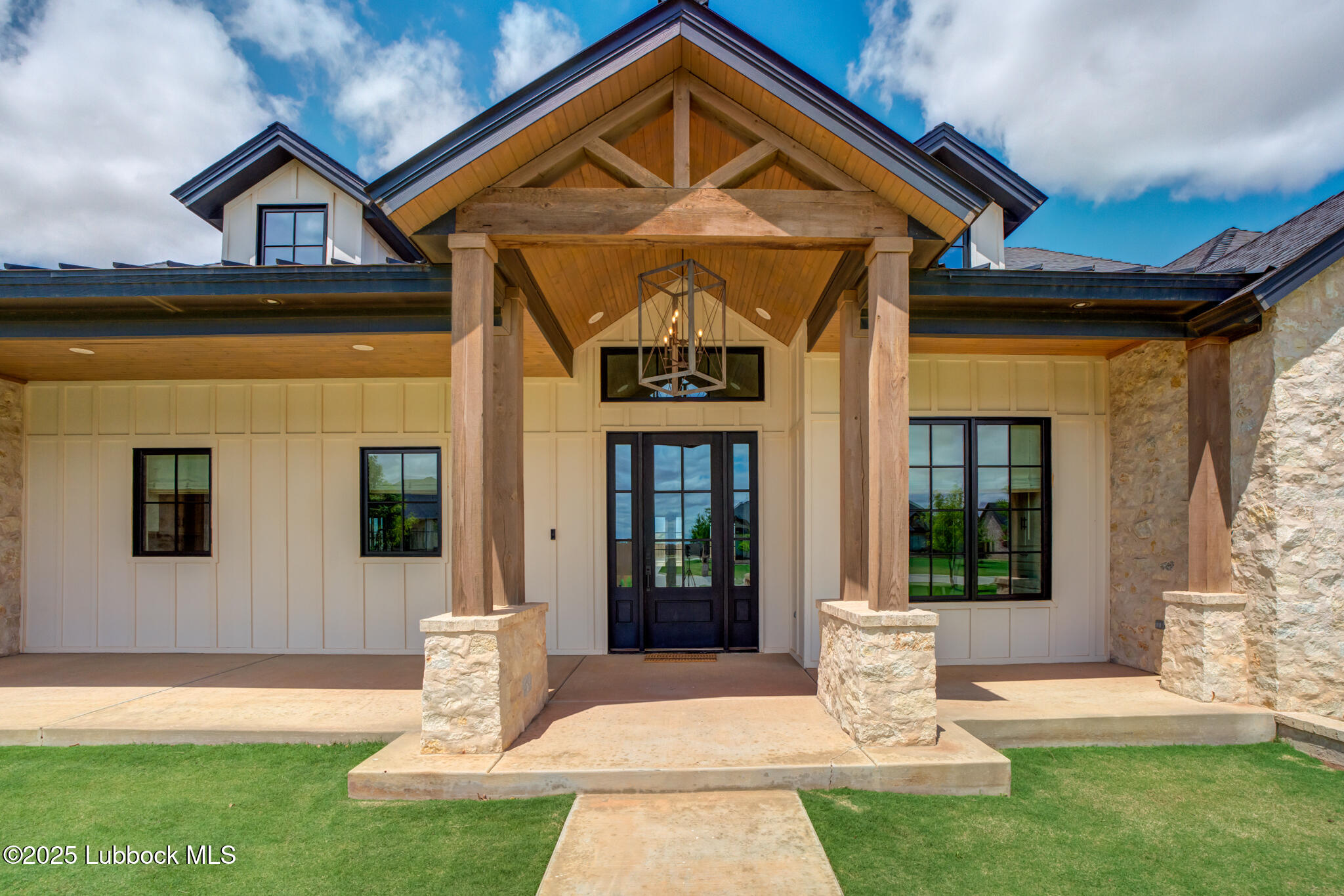 5004 County Road 7640 Lubbock, TX 79424 - Photo 4 of 79 a front view of a house with garden