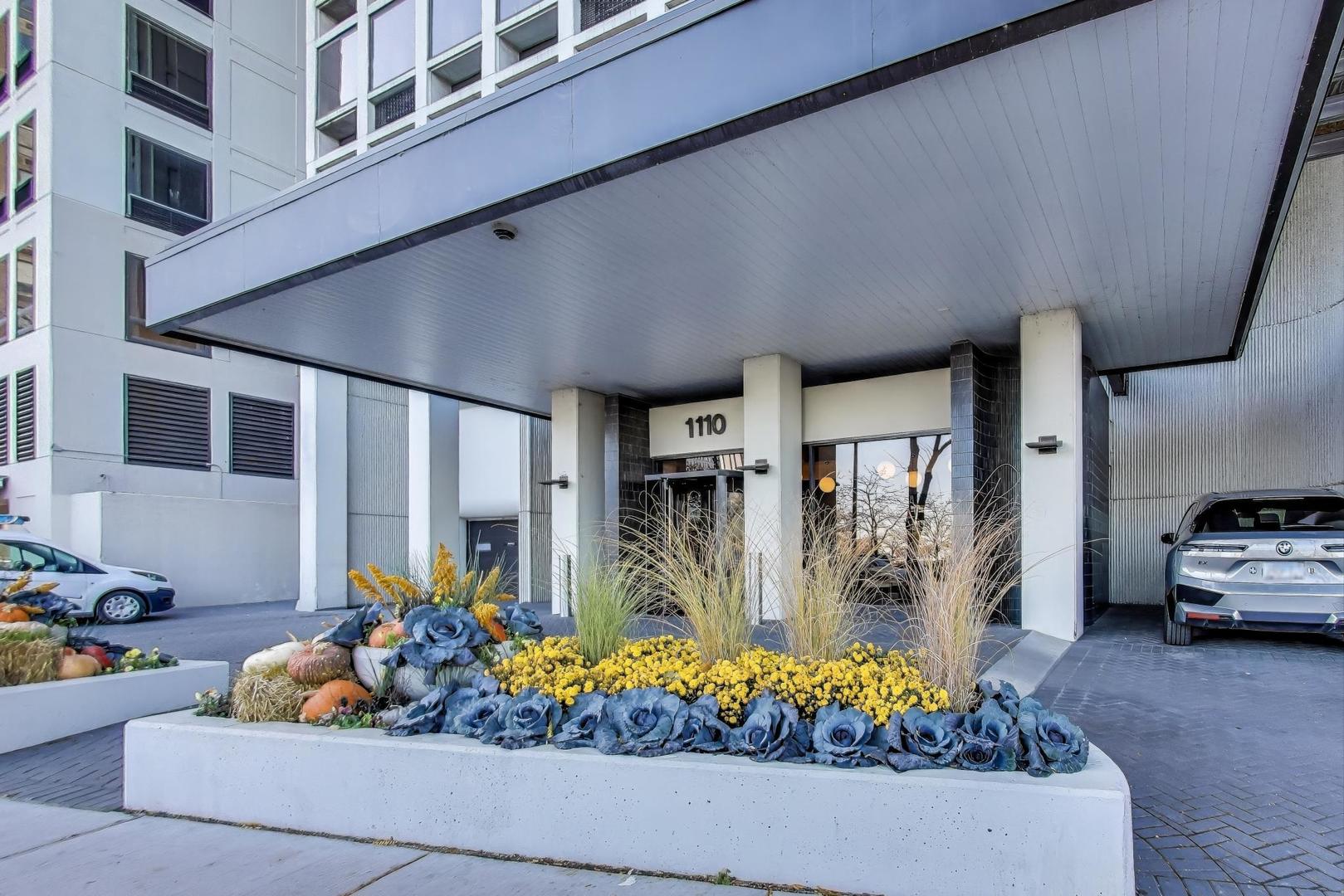 1110 North Lake Shore Drive, Unit 3N Chicago, IL 60611 - Photo 2 of 45 a living room filled with furniture