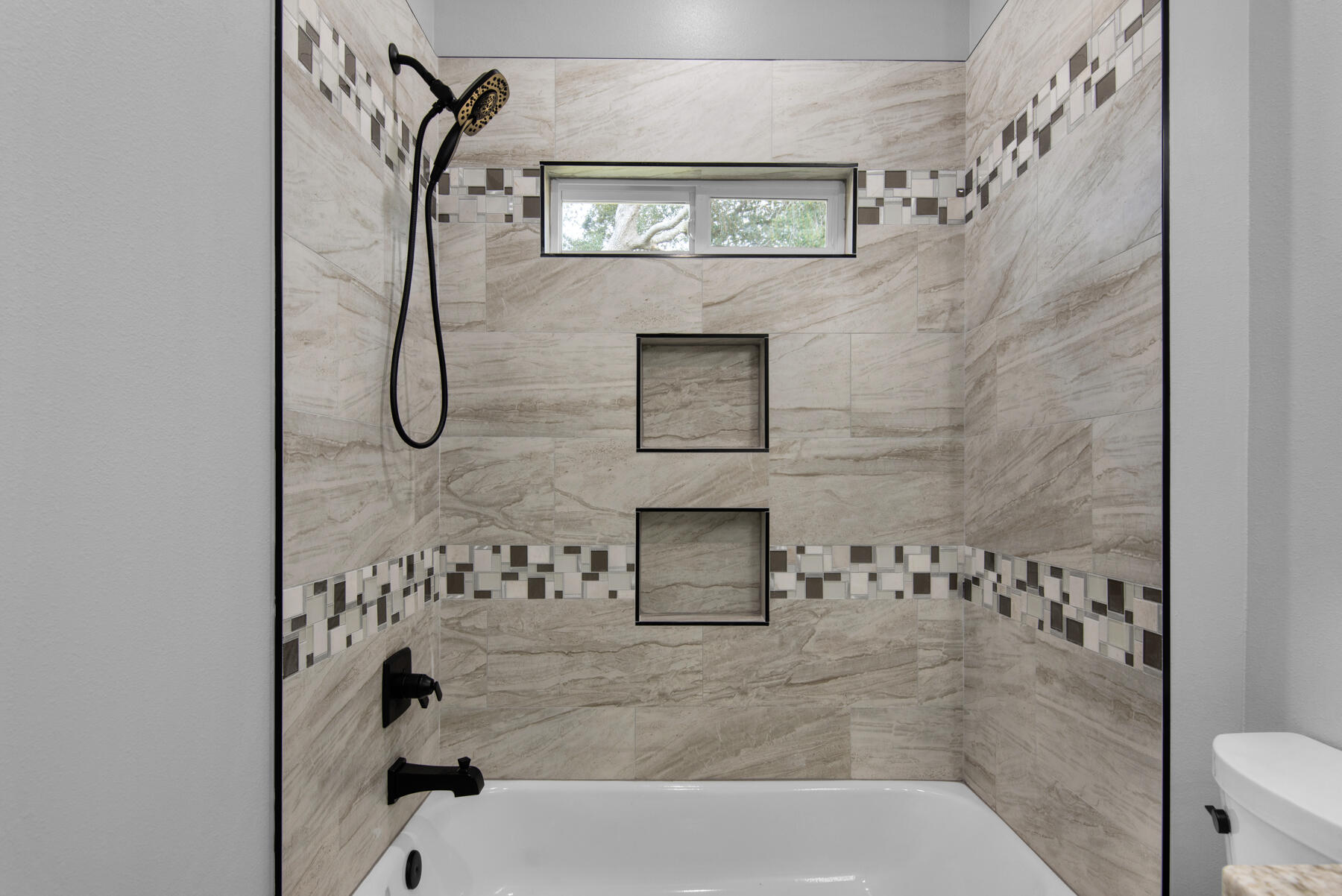 363 Washington Valparaiso, FL 32580 - Photo 33 of 35 a bathroom with a shower