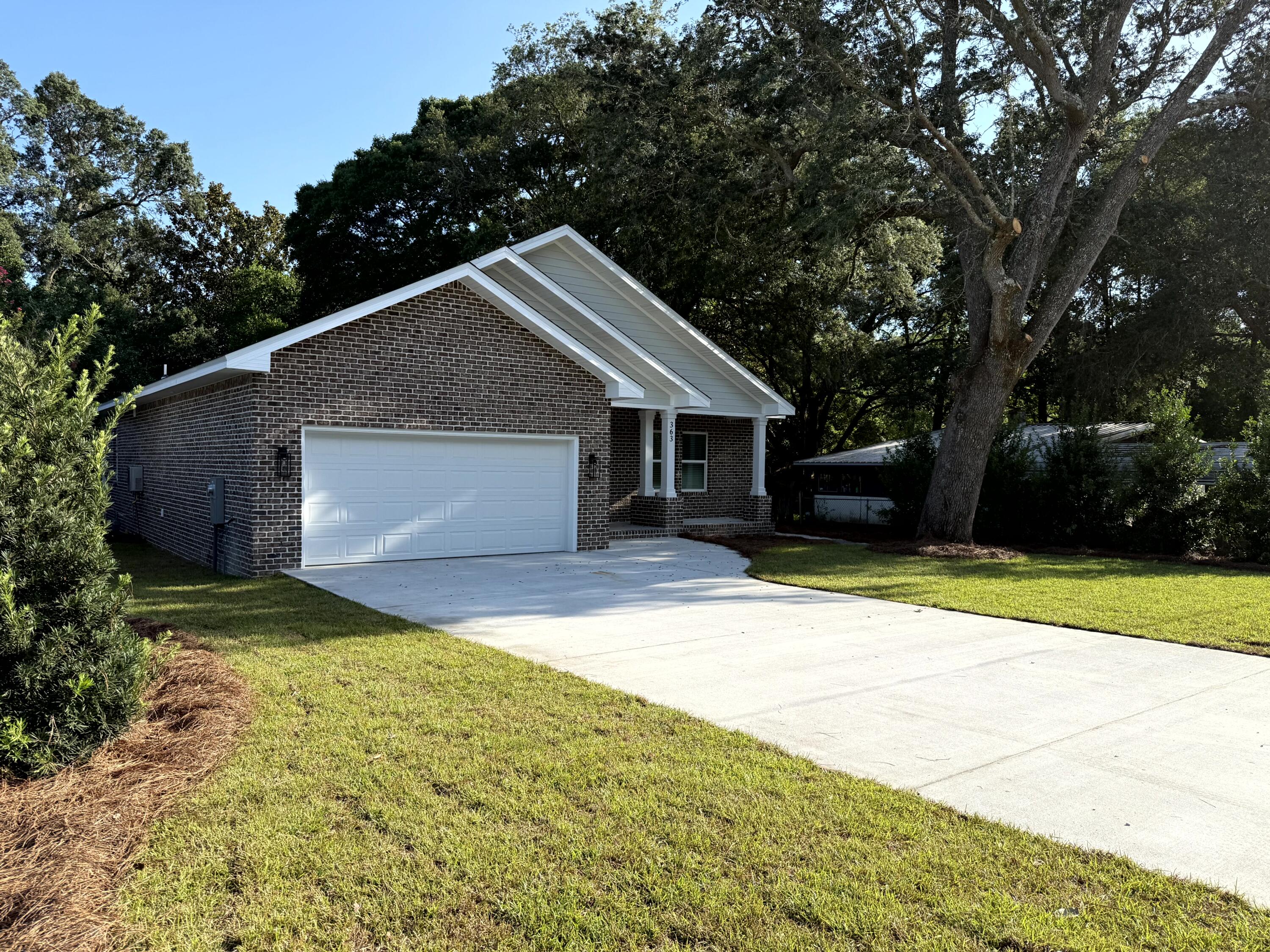 363 Washington Valparaiso, FL 32580 - Photo 6 of 35 a front view of house with yard and trees