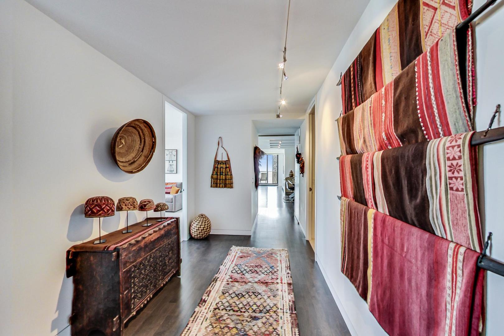 Undisclosed Address Chicago, IL 60611 - Photo 33 of 50 a very nice looking room with many windows