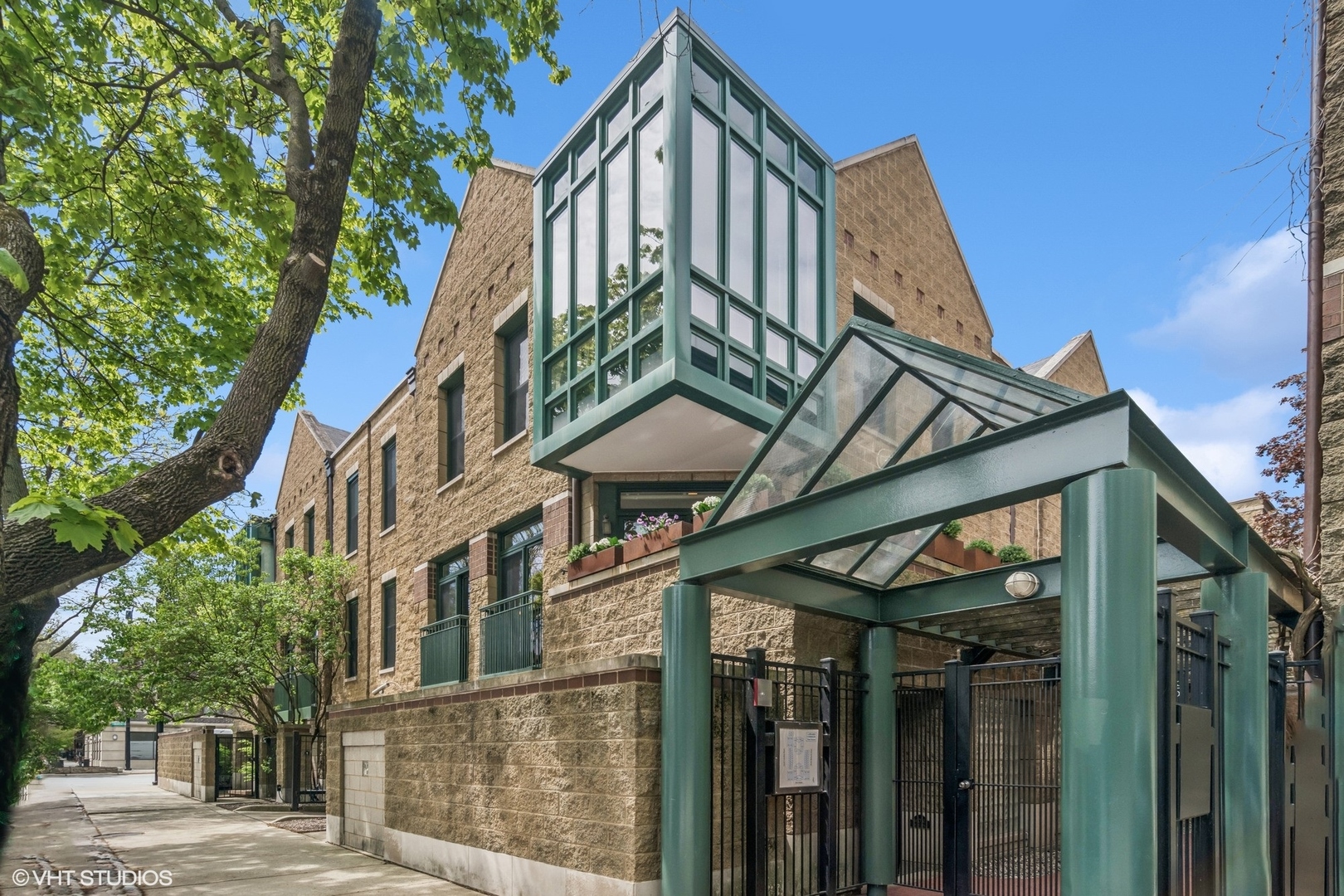1606 North Mohawk Street, Unit B Chicago, IL 60614 - Photo 1 of 29 a front view of a house with a yard