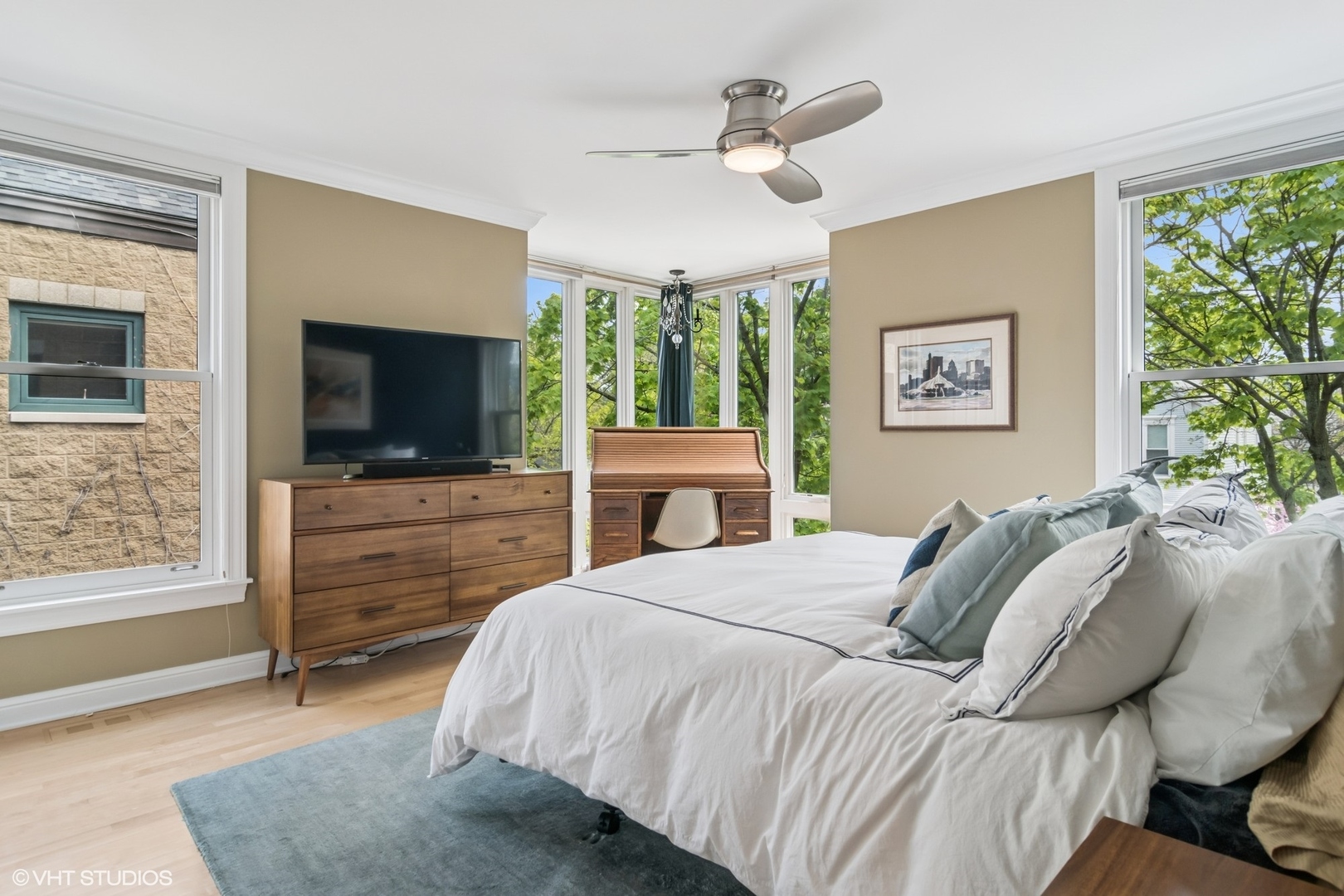 1606 North Mohawk Street, Unit B Chicago, IL 60614 - Photo 15 of 29 a bedroom with a bed and a flat screen tv