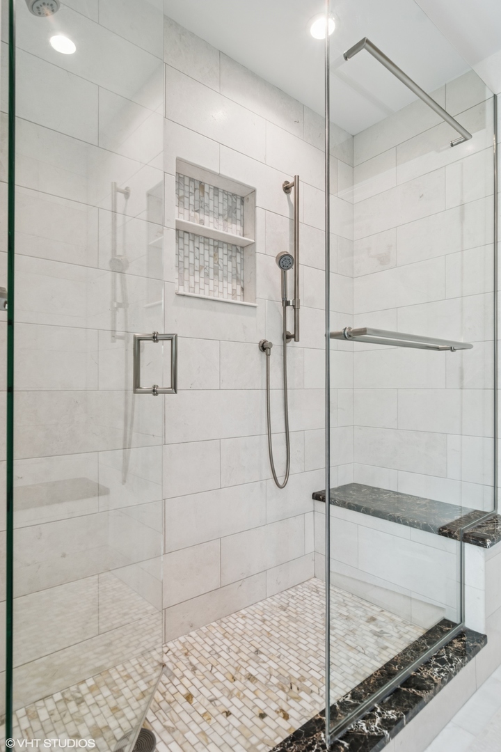 1606 North Mohawk Street, Unit B Chicago, IL 60614 - Photo 18 of 29 a bathroom with a shower