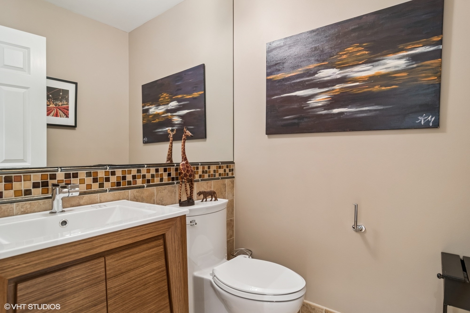 1606 North Mohawk Street, Unit B Chicago, IL 60614 - Photo 20 of 29 a bathroom with a toilet a sink and mirror