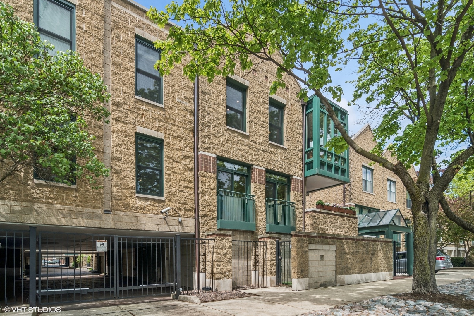 1606 North Mohawk Street, Unit B Chicago, IL 60614 - Photo 2 of 29 a front view of a building with street view
