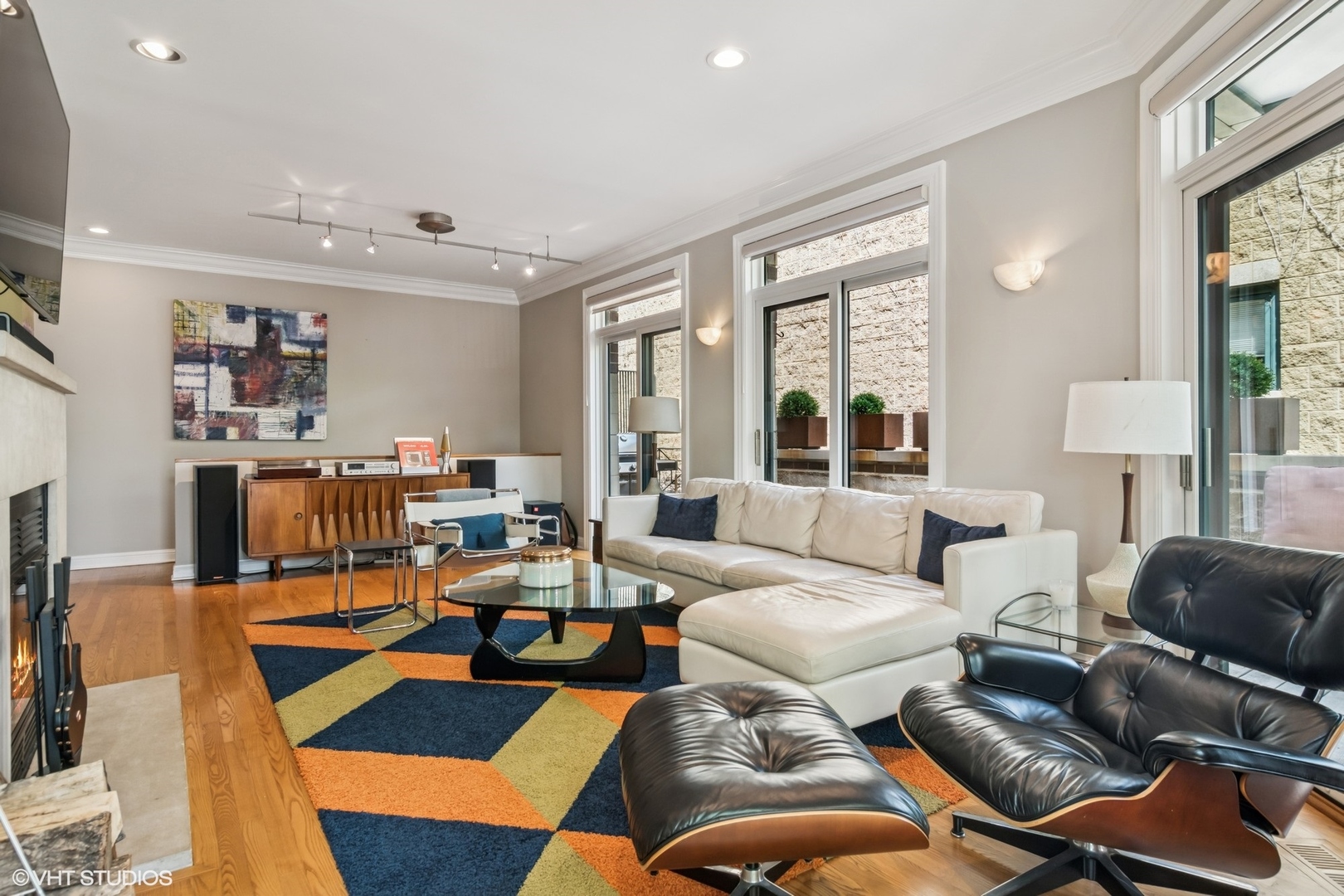 1606 North Mohawk Street, Unit B Chicago, IL 60614 - Photo 8 of 29 a living room with furniture and a large window