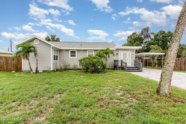 a view of a house with backyard and garden