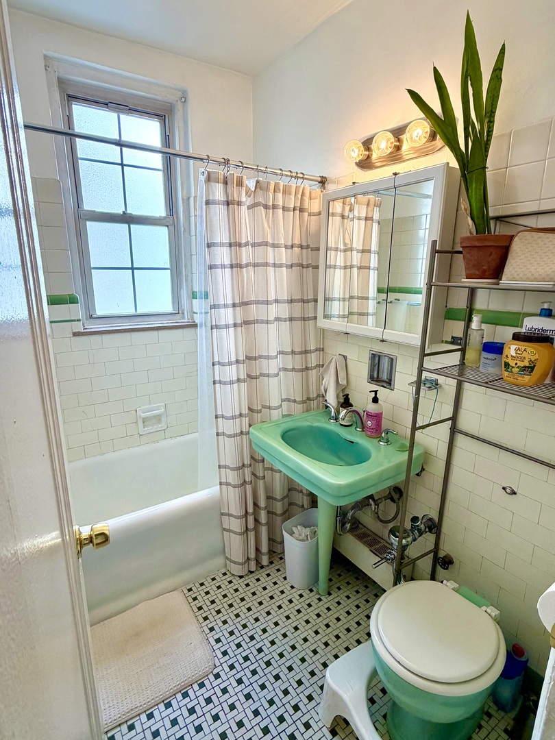 6101 North Sheridan Road, Unit 11E Chicago, IL 60660 - Photo 5 of 11