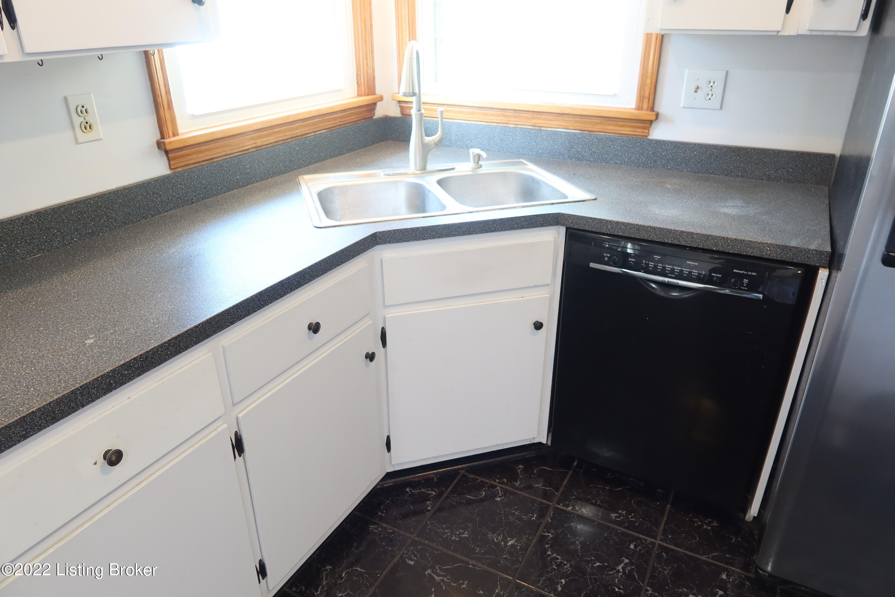 7502 Westbrook Road Louisville, KY 40258 - Photo 20 of 46 2022-09-29 01.51.48