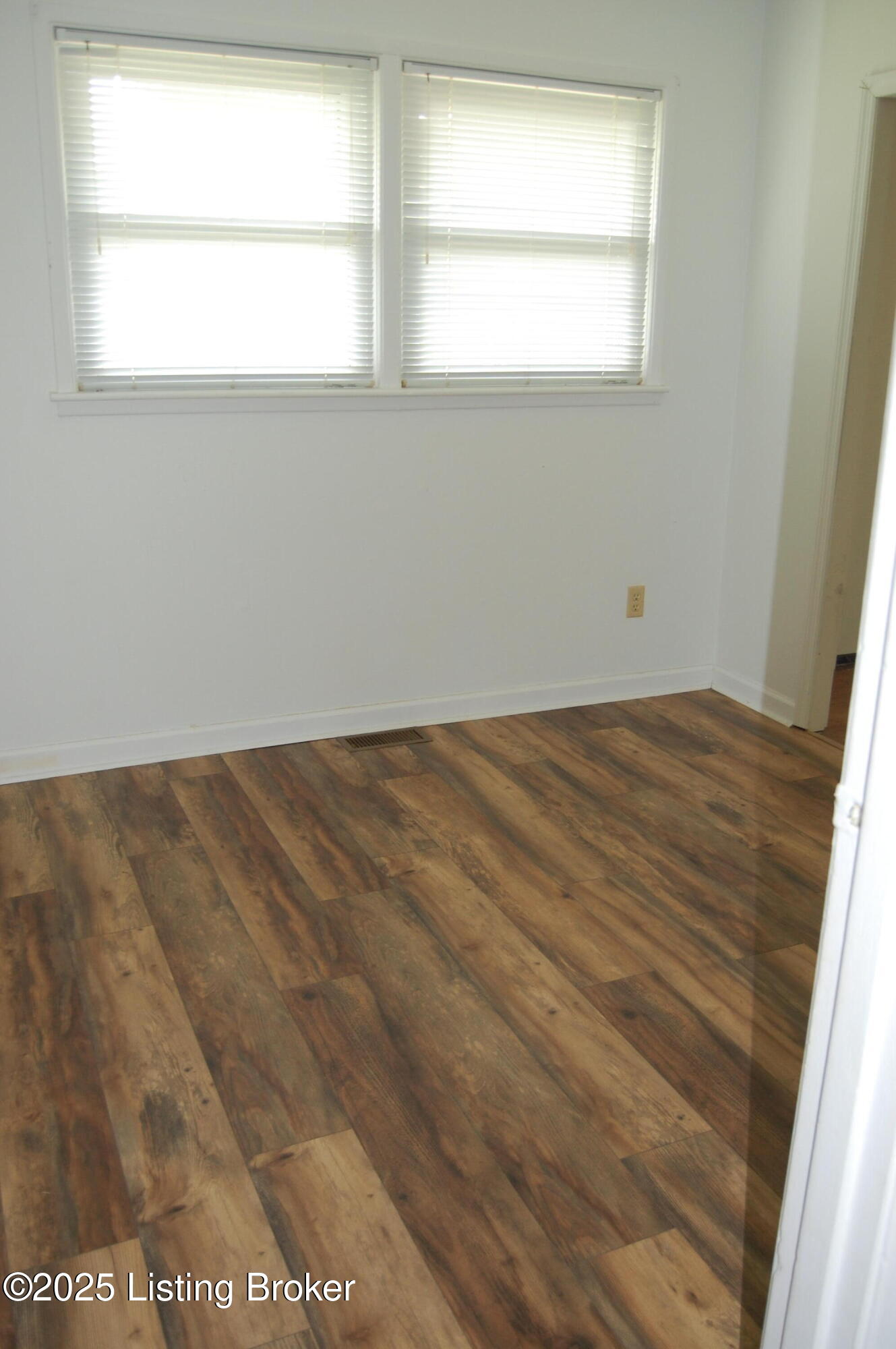 9530 Maple Road Louisville, KY 40229 - Photo 8 of 23 DSC_1081