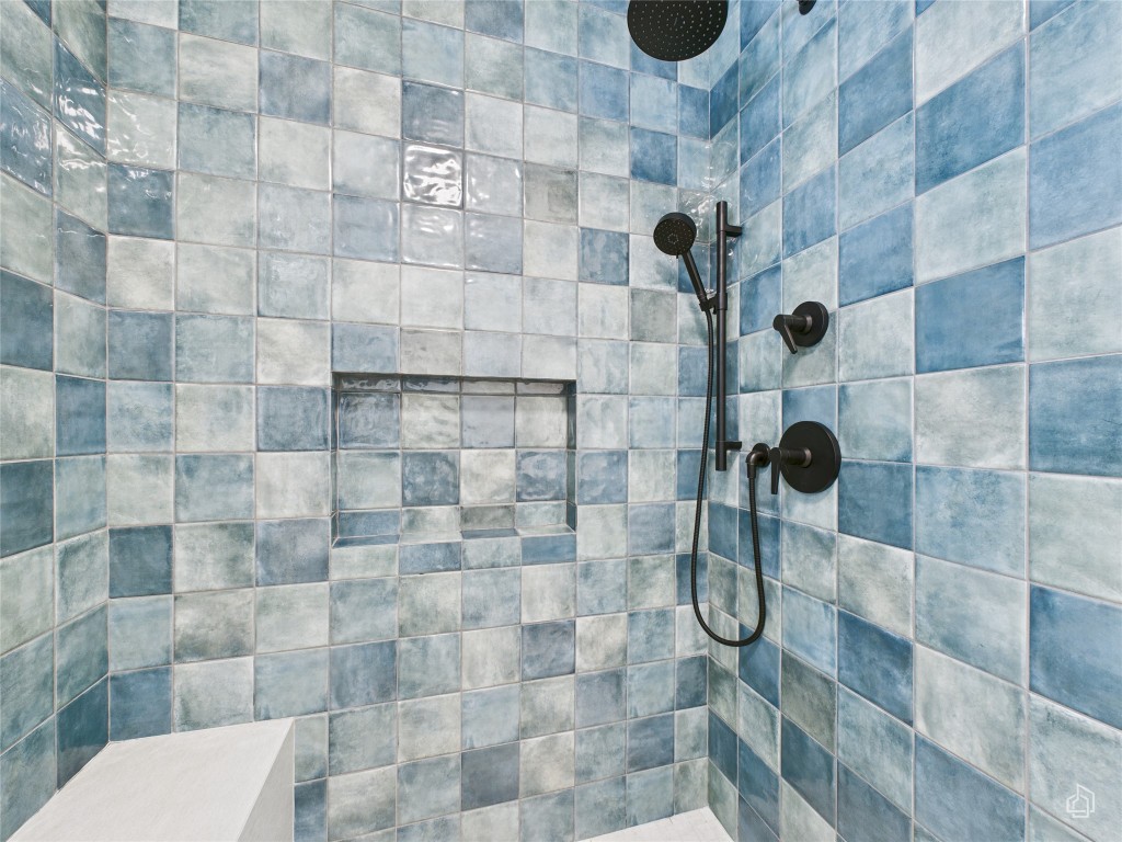 1404 Lance Way Austin, TX 78758 - Photo 19 of 29 a bathroom with a shower