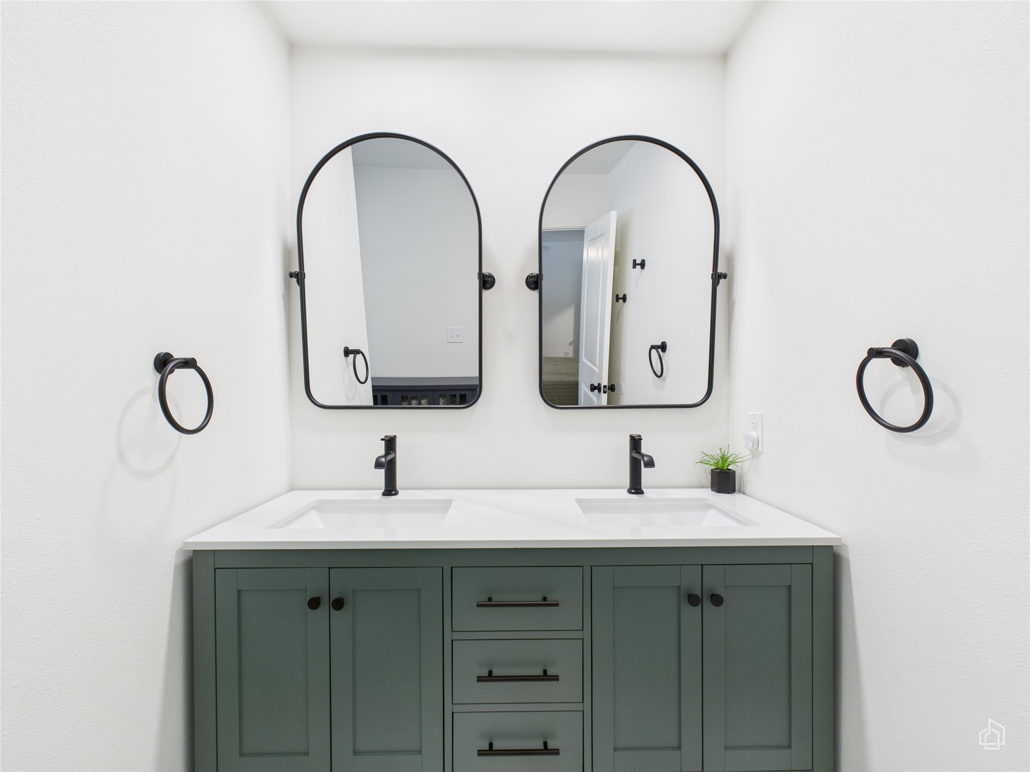 1404 Lance Way Austin, TX 78758 - Photo 4 of 29 a bathroom with 2 sink and a mirror
