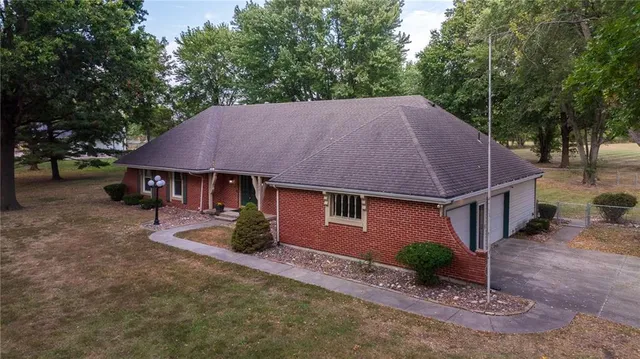 $625,000 | 10821 Milton Thompson Road, Lake Lotawana, MO 64086