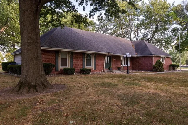 $625,000 | 10821 Milton Thompson Road, Lake Lotawana, MO 64086