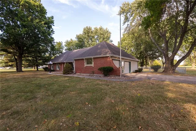 $625,000 | 10821 Milton Thompson Road, Lake Lotawana, MO 64086