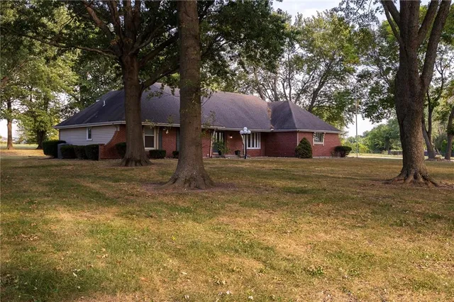 $625,000 | 10821 Milton Thompson Road, Lake Lotawana, MO 64086