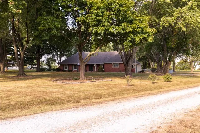 $625,000 | 10821 Milton Thompson Road, Lake Lotawana, MO 64086