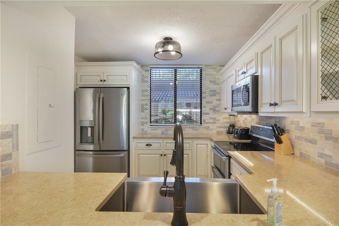 201 Neptune Road, Unit 157 St. Simons Island, GA 31522 - Photo 4 of 29 Kitchen