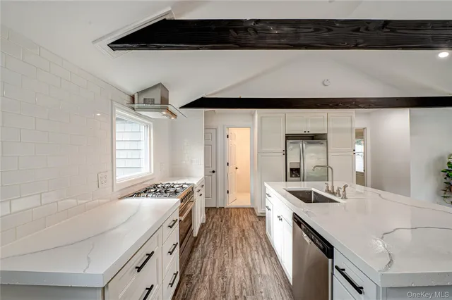 $875,000 | 39 Lynncliff Road, Hampton Bays, NY 11946