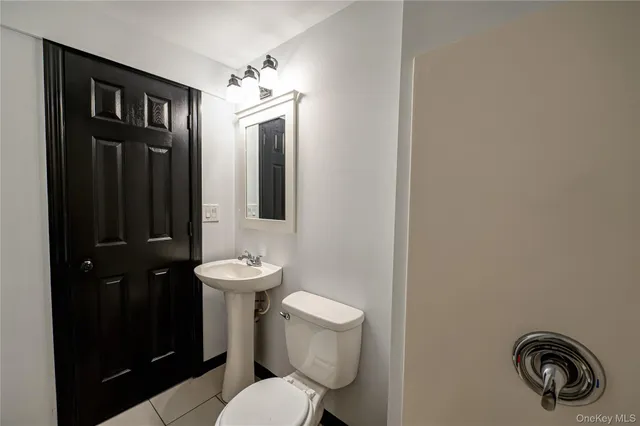 $875,000 | 39 Lynncliff Road, Hampton Bays, NY 11946