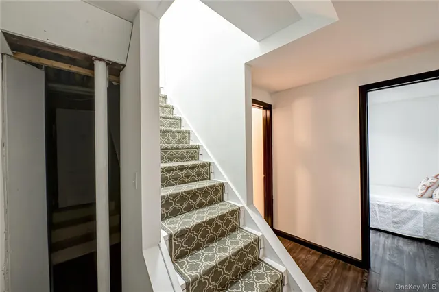 $875,000 | 39 Lynncliff Road, Hampton Bays, NY 11946