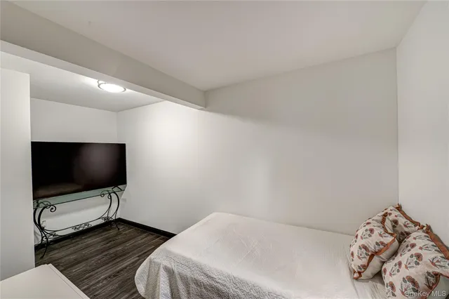 $875,000 | 39 Lynncliff Road, Hampton Bays, NY 11946