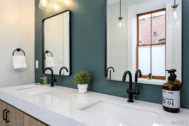 $370,000 | 3435 Oregon Avenue, St. Louis, MO 63118