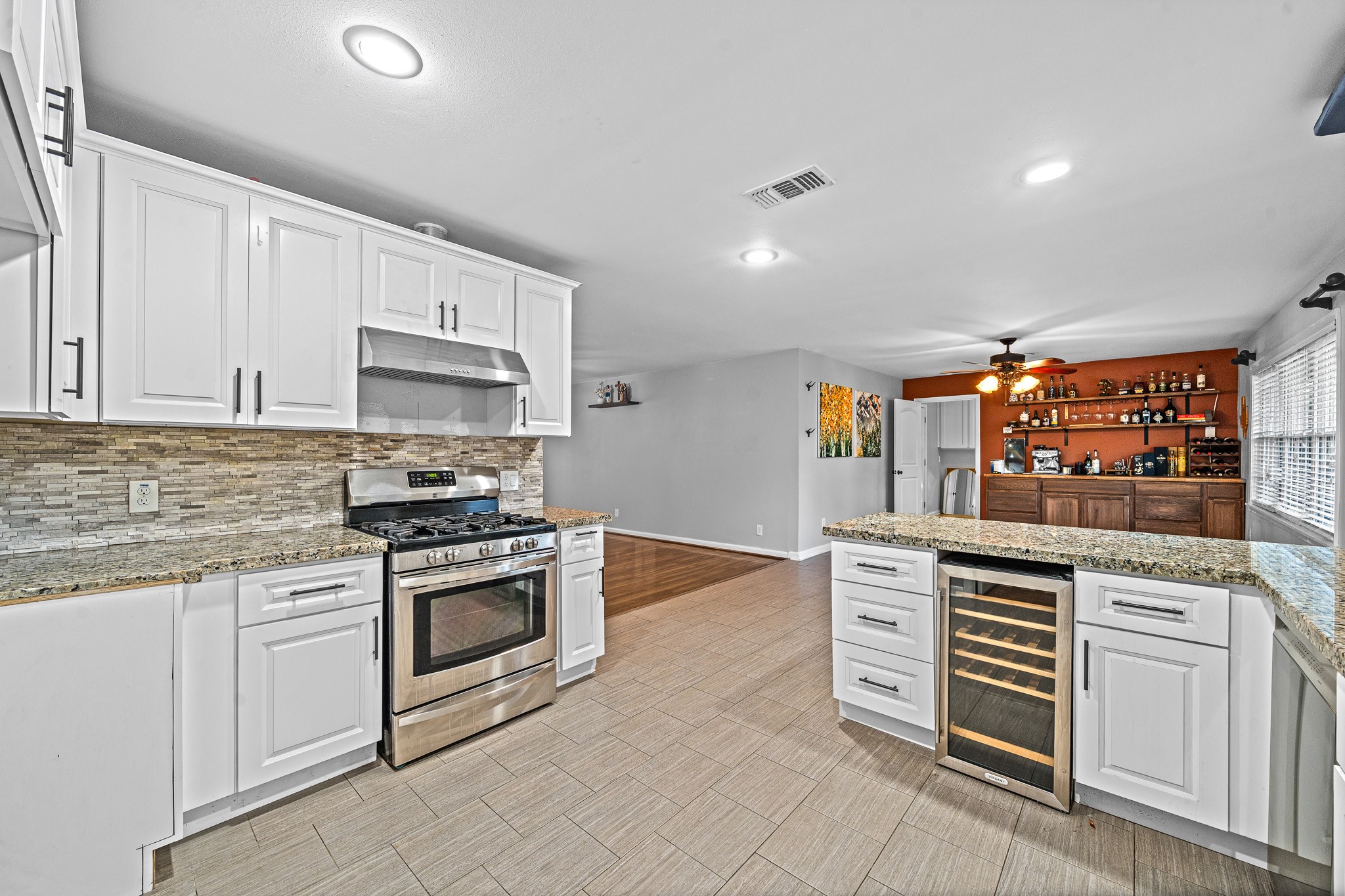 5606 Warm Springs Road Houston, TX 77035 - Photo 10 of 37 Gallery Image 10