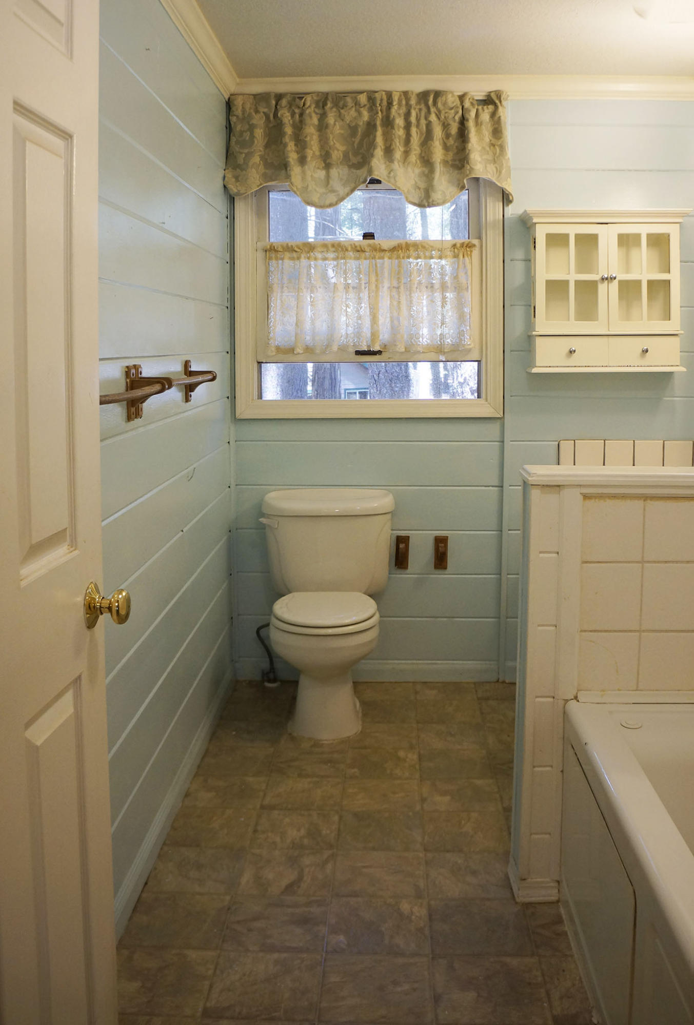 9441 Thatcher Mill Road Shingletown, CA 96088 - Photo 25 of 34 Upstairs Bathroom