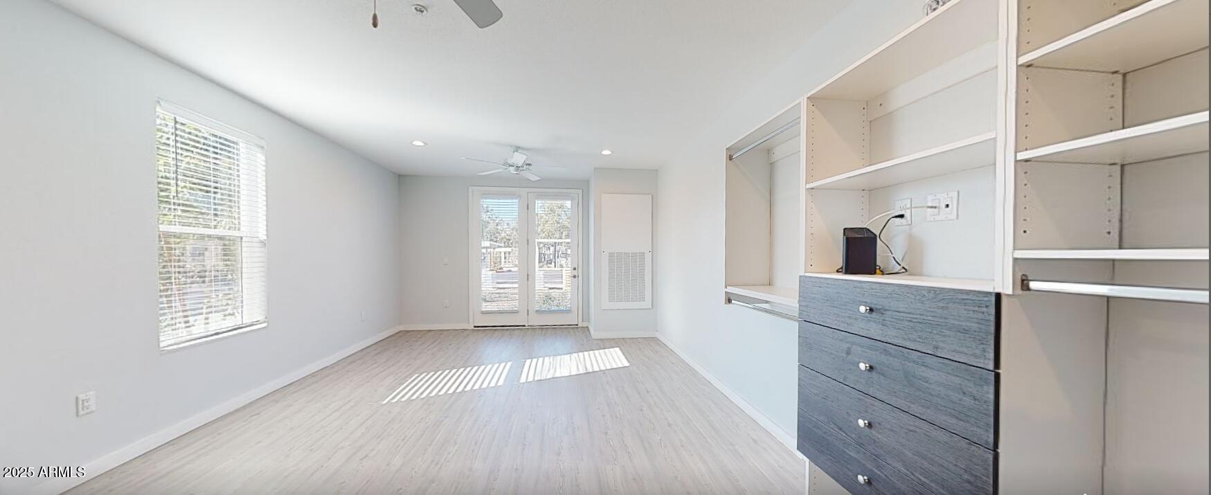 6025 West Thomas Road, Unit ST Phoenix, AZ 85033 - Photo 2 of 22 Living Space