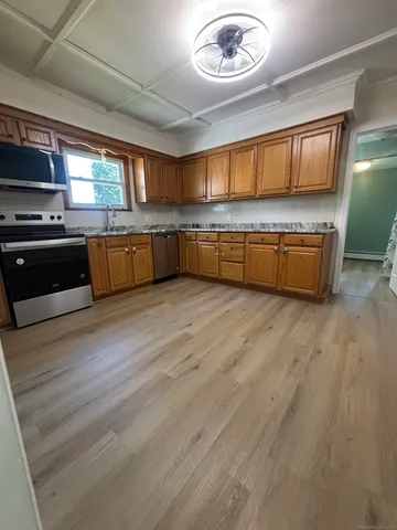 $2,250 | 161 Cliff Street, Norwich, CT 06360