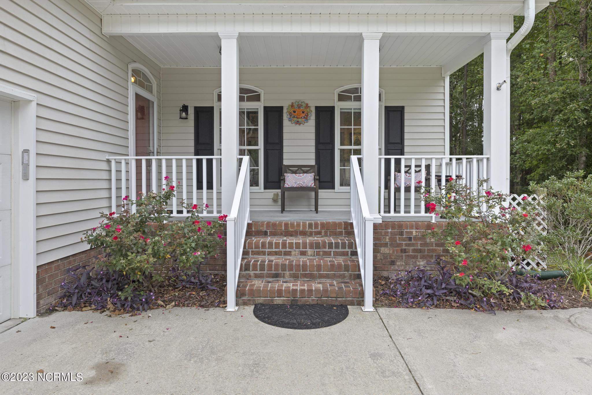 131 Nyon Road New Bern, NC 28562 - Photo 4 of 39 IMG_0196